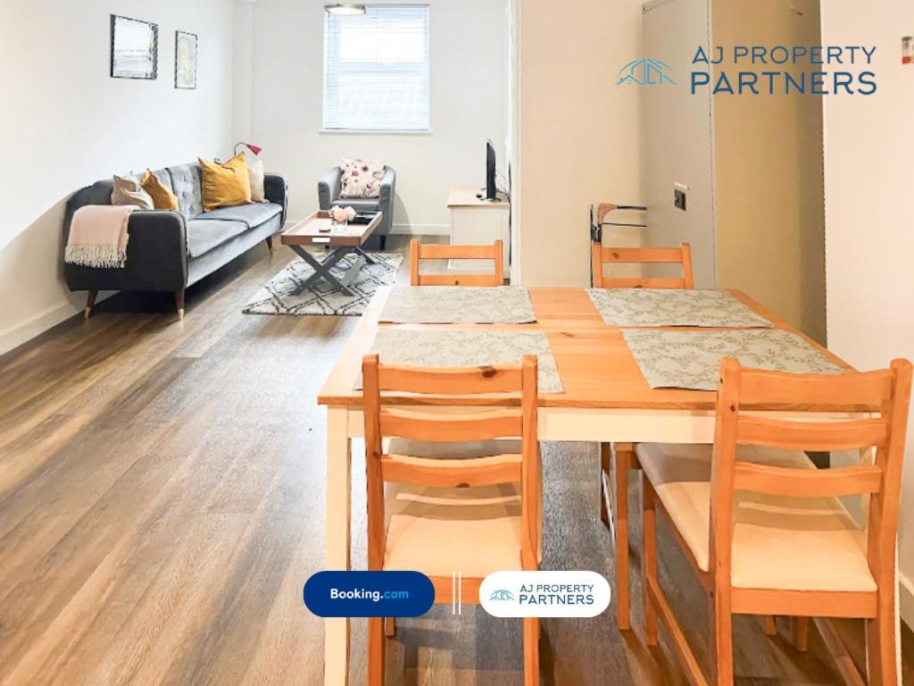 Premium Offer L Last-Minute Escape L Aj Properties L High Street Cheltenham L Parking L Ideal For Short Or Long Stays - Town Centre Apartment, 4 Beds, 1 Bathroom Buitenkant foto