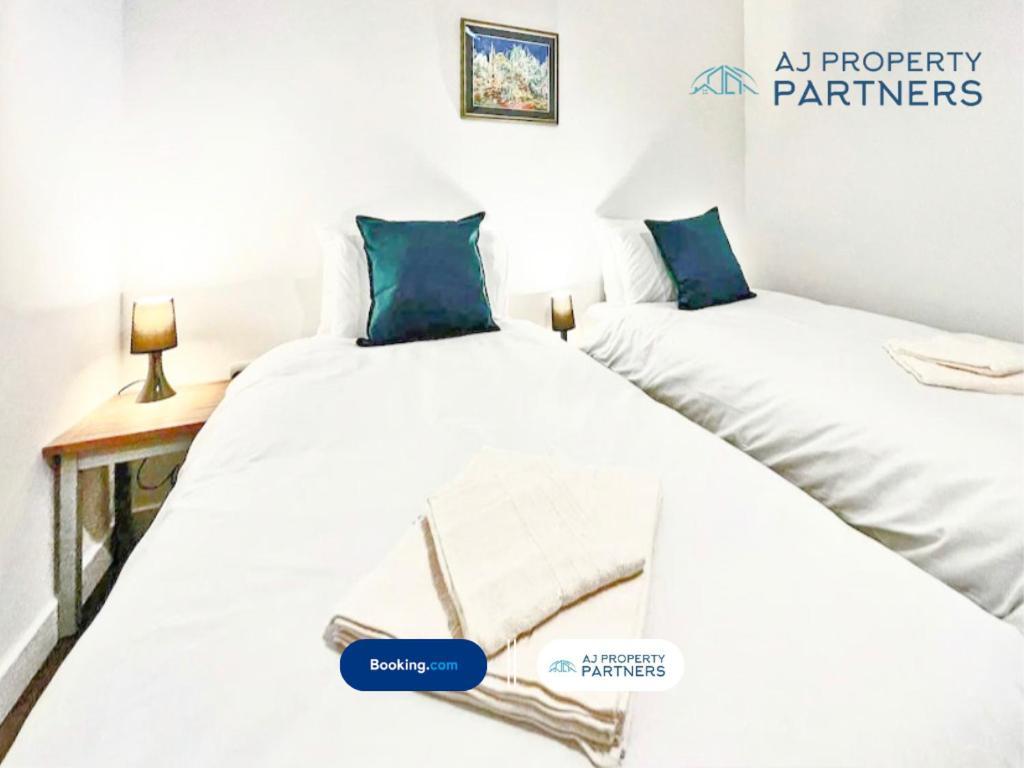 Premium Offer L Last-Minute Escape L Aj Properties L High Street Cheltenham L Parking L Ideal For Short Or Long Stays - Town Centre Apartment, 4 Beds, 1 Bathroom Buitenkant foto