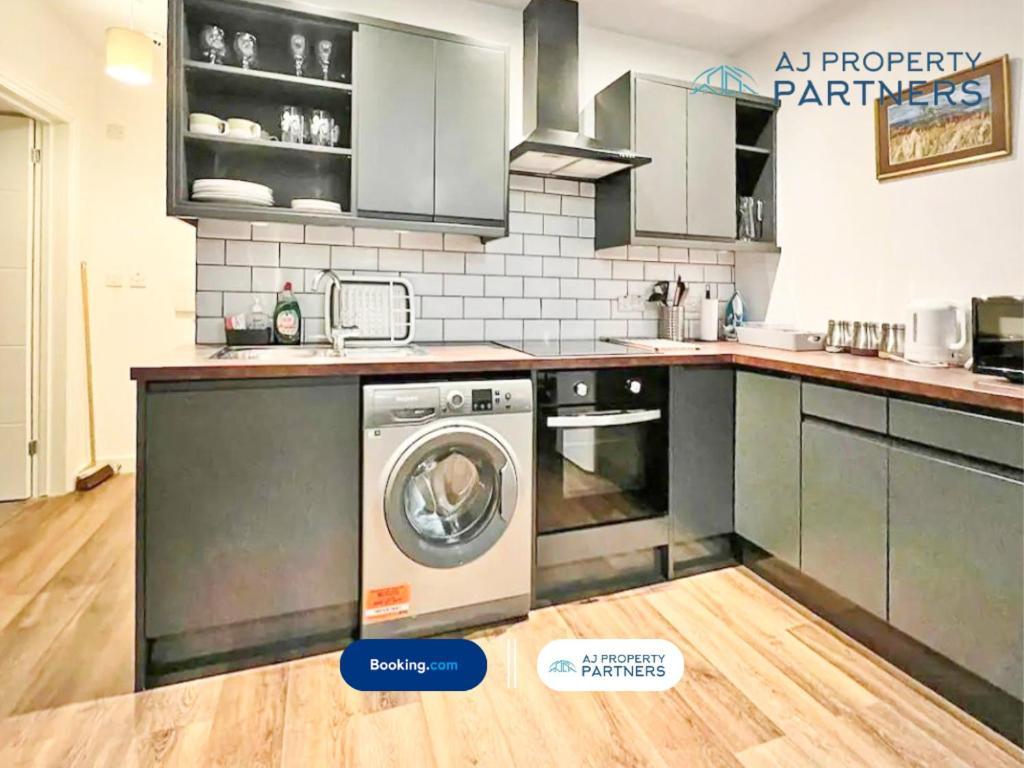 Premium Offer L Last-Minute Escape L Aj Properties L High Street Cheltenham L Parking L Ideal For Short Or Long Stays - Town Centre Apartment, 4 Beds, 1 Bathroom Buitenkant foto