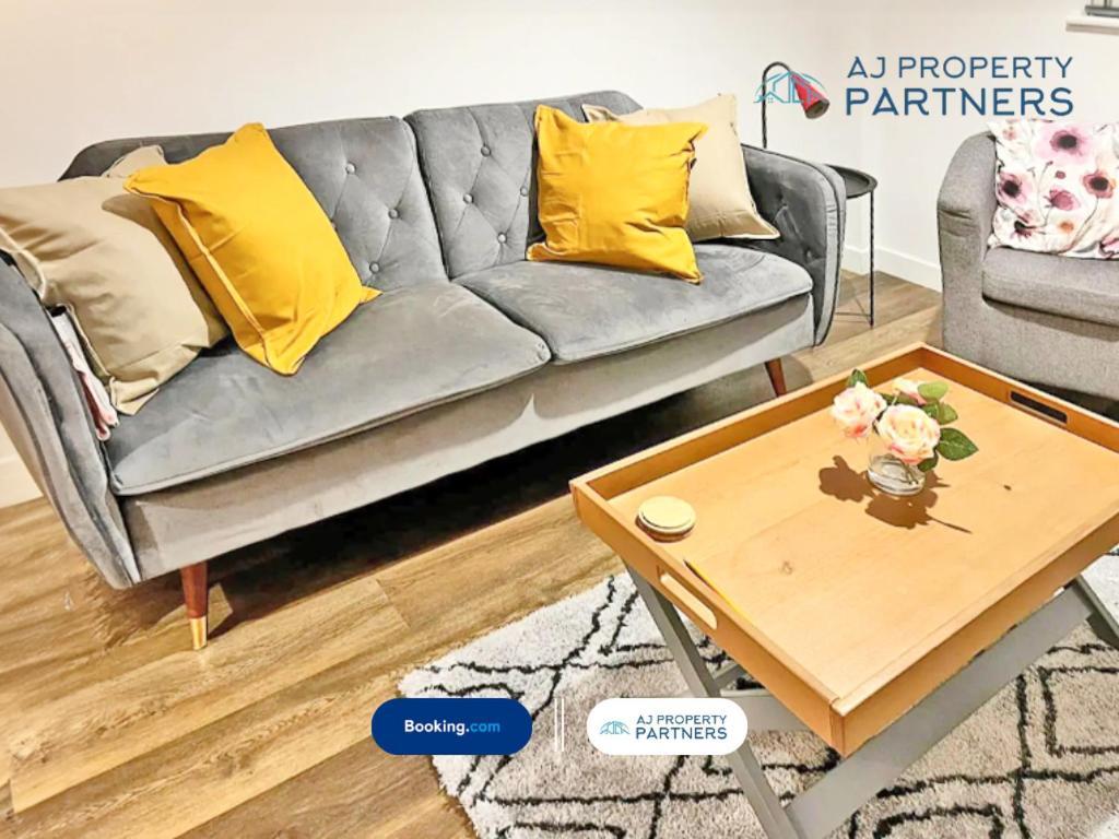 Premium Offer L Last-Minute Escape L Aj Properties L High Street Cheltenham L Parking L Ideal For Short Or Long Stays - Town Centre Apartment, 4 Beds, 1 Bathroom Buitenkant foto