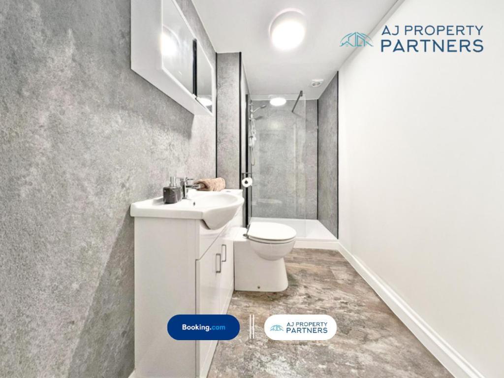 Premium Offer L Last-Minute Escape L Aj Properties L High Street Cheltenham L Parking L Ideal For Short Or Long Stays - Town Centre Apartment, 4 Beds, 1 Bathroom Buitenkant foto