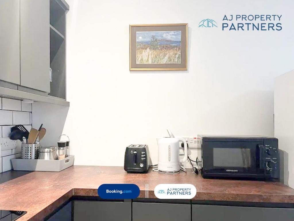Premium Offer L Last-Minute Escape L Aj Properties L High Street Cheltenham L Parking L Ideal For Short Or Long Stays - Town Centre Apartment, 4 Beds, 1 Bathroom Buitenkant foto