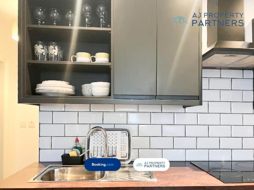 Premium Offer L Last-Minute Escape L Aj Properties L High Street Cheltenham L Parking L Ideal For Short Or Long Stays - Town Centre Apartment, 4 Beds, 1 Bathroom Buitenkant foto